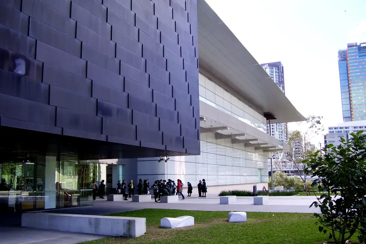 Main entrance of the Gallery of Modern Art with its wide flat roofline