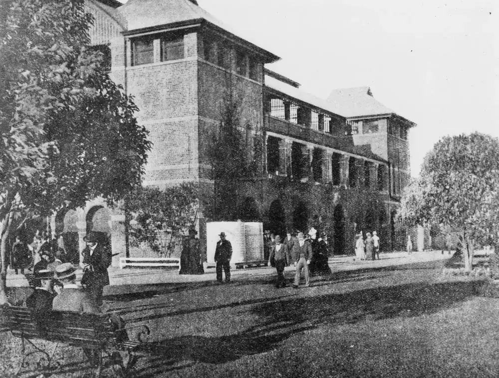 Racegoers at Eagle Farm racecourse in 1900